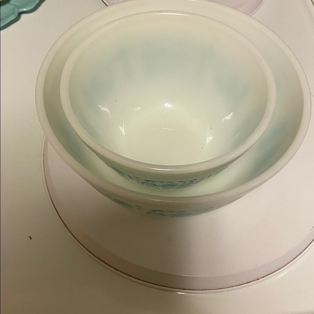Vintage Pyrex 1957 Amish Butterprint Bowls 401 and 402 Turquoise on white - Picture 4 of 4